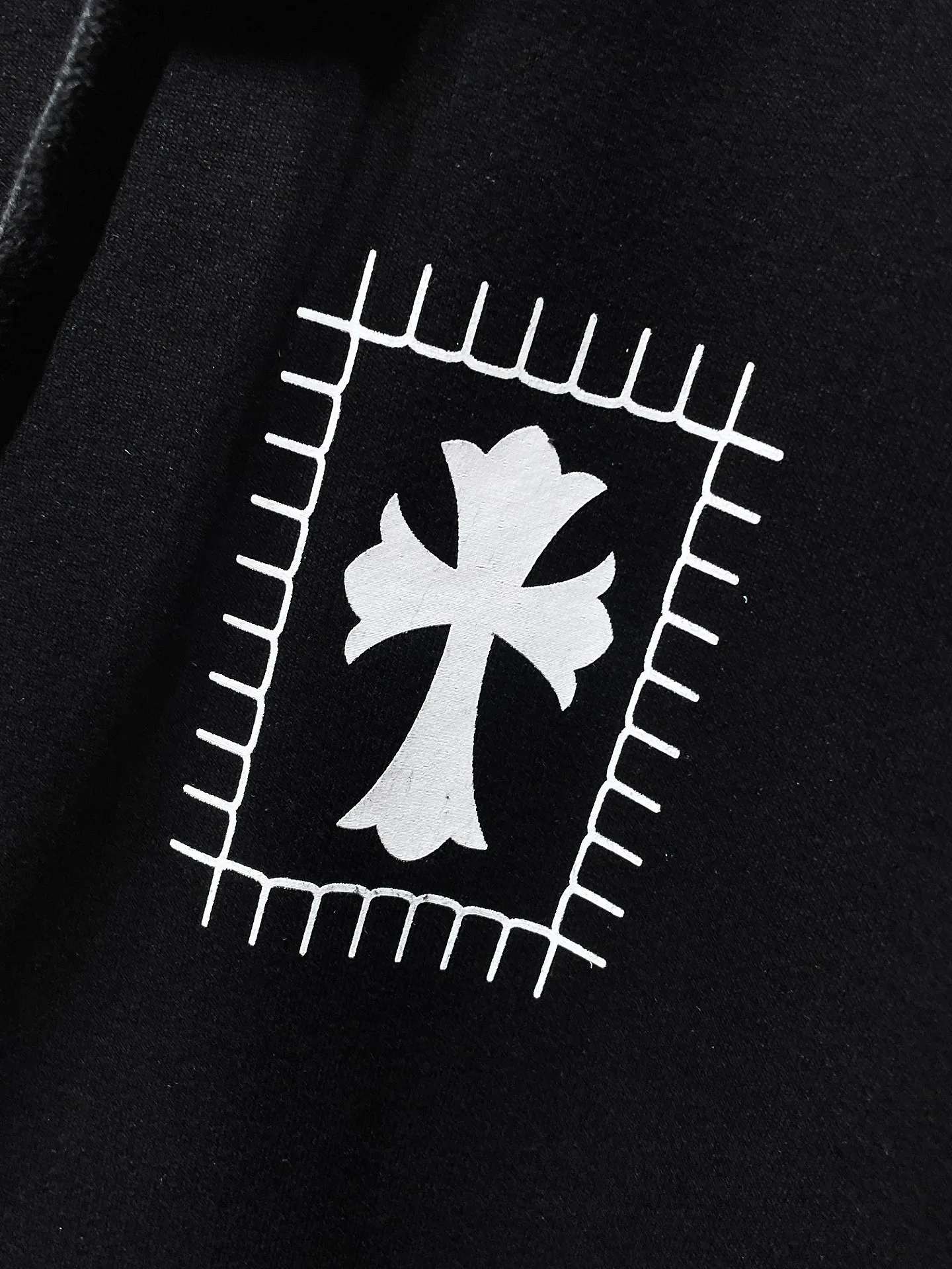 P246 Chrome Hearts Autumn and Winter 25ss. Counter synchronization. High gram weight, environmentally friendly and high-quality top-grade fabric. Big horseshoe deadly doll hooded sweatshirt. Imported environmentally friendly glue printing and dyeing. Counter synchronization. Re-engraved version 1:1. Recommended color: black. Size: S, M, L, XL.